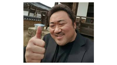 웃음이 숨길 수 없이 새어나옴